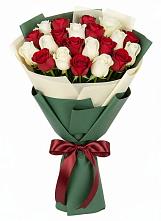 Букет Микс из красных и белых роз в Дунай
