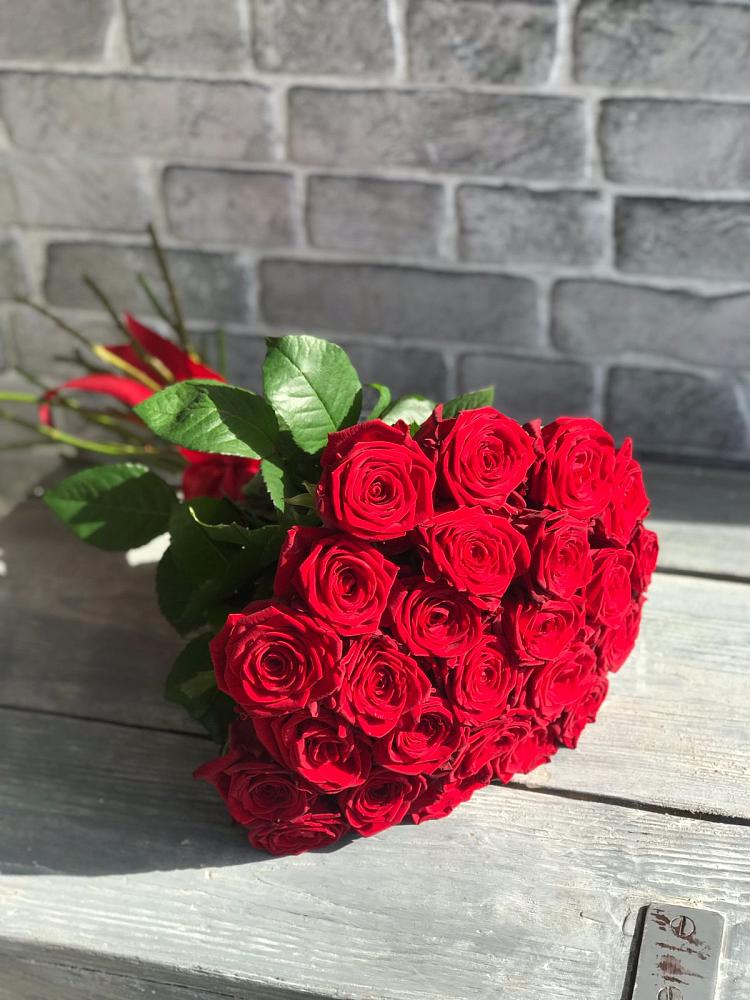Букет Красные розы Фридом в Дунай