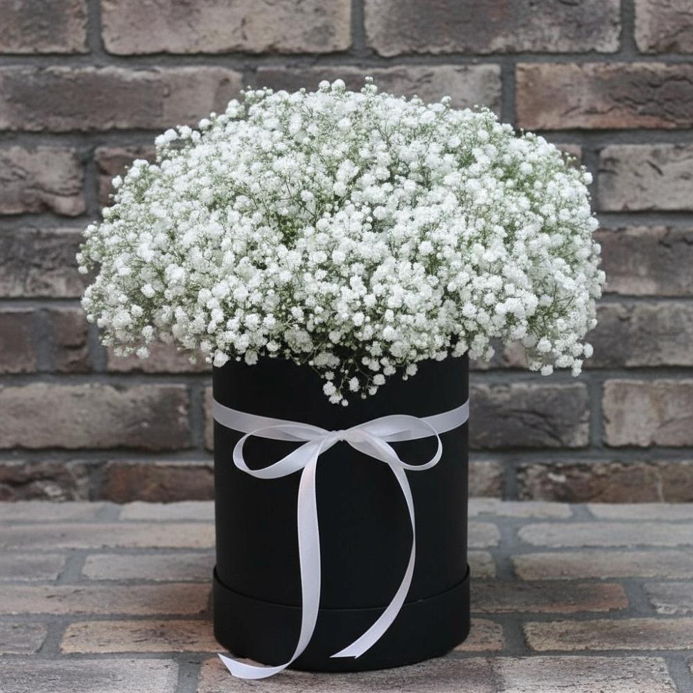 Цветочная композиция из Гипсофила в шляпной коробке в Дунай