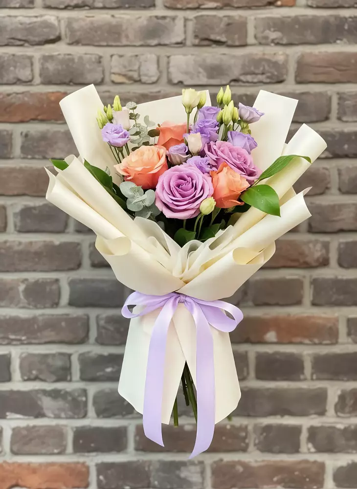 Букет цветов из: Лизиантусы и Розы в Дунай