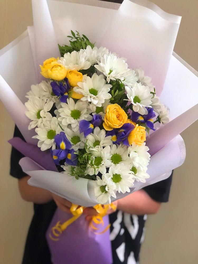Букет цветов из: Ирисы, Хризантемы и Розы в Дунай