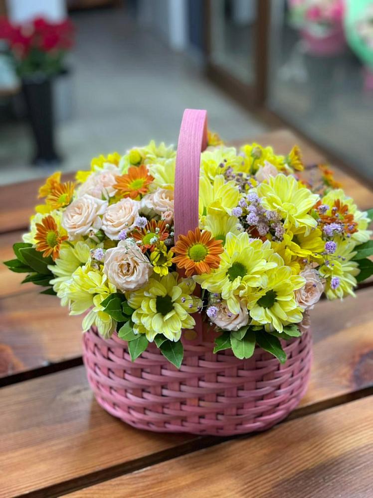 Цветочная композиция из Хризантемы и Розы в корзине в Дунай