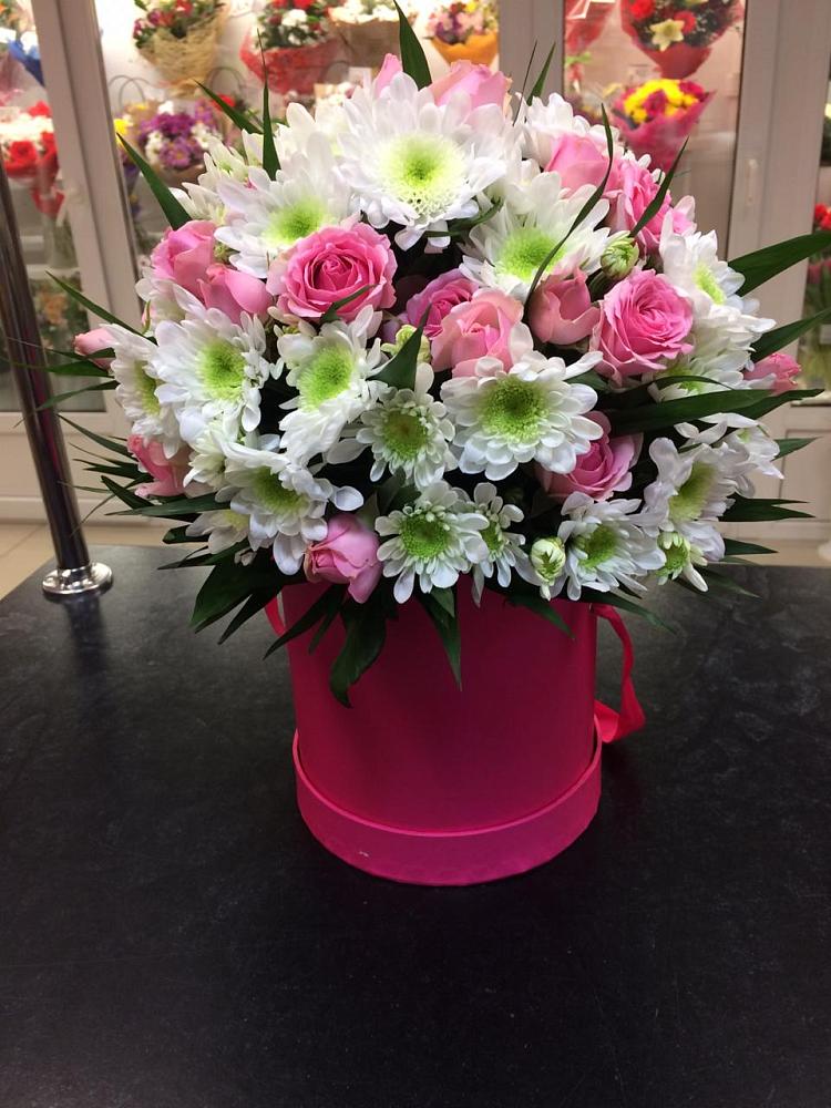 Цветочная композиция из Розы и Хризантемы в шляпной коробке в Дунай