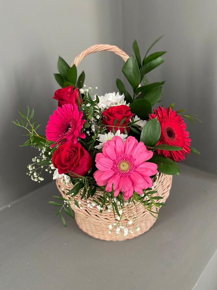 Цветочная композиция из Розы, Хризантемы и Герберы в корзине в Дунай