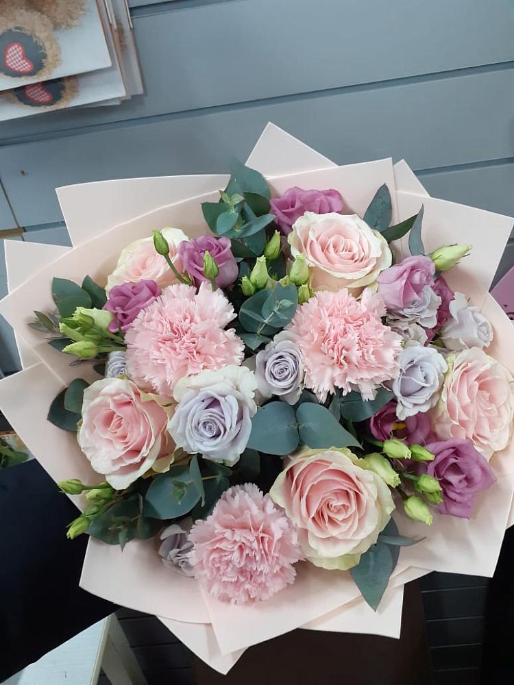 Букет цветов из: Розы, Гвоздики и Лизиантусы в Дунай