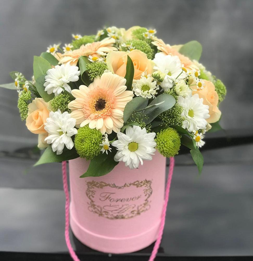 Цветочная композиция из Розы, Герберы и Хризантемы в шляпной коробке в Дунай