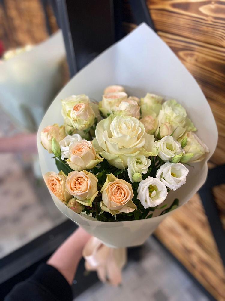 Букет цветов из: Розы и Лизиантусы в Дунай